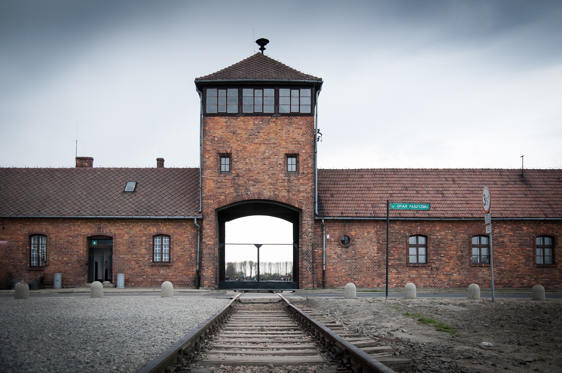 auschwitz-3485116_1920