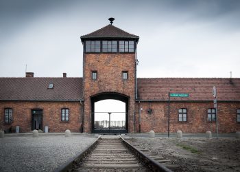 auschwitz-3485116_1920
