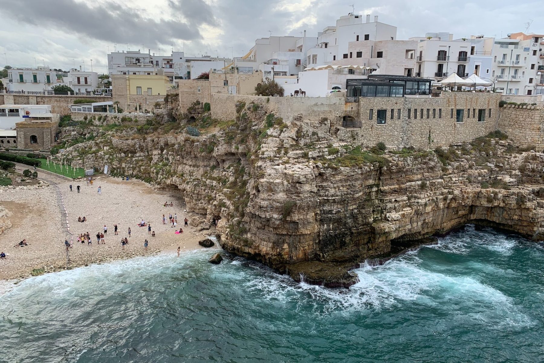 bari-beach-cliff