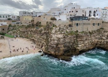 bari-beach-cliff