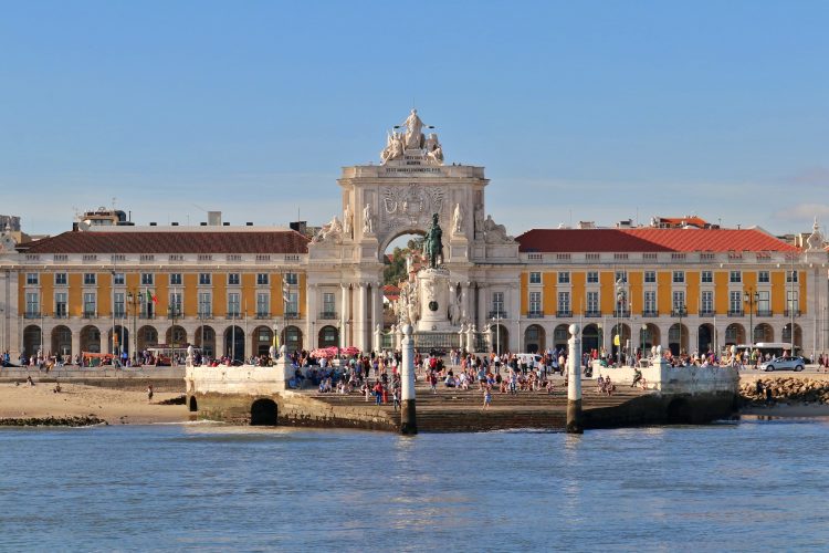 lisbon-tourists