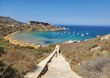 malta-beach-walk